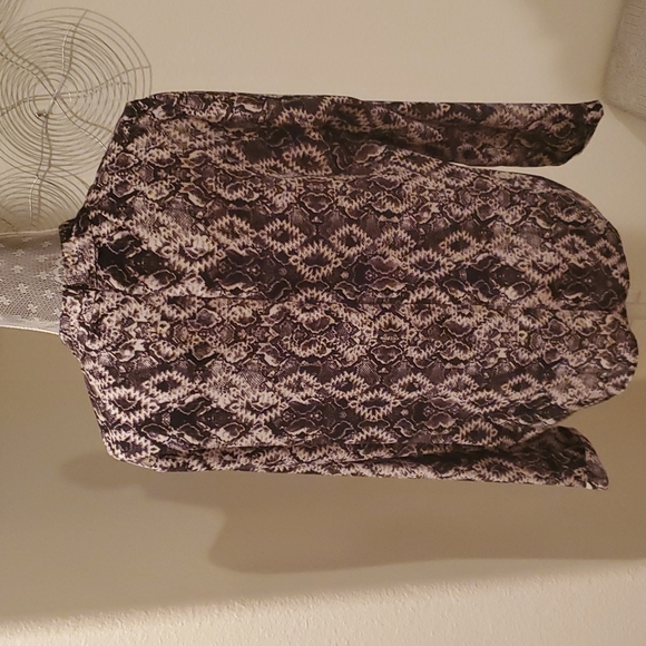 SOLD 🚫 Romeo & Juliet Couture Snake Print Long Sleeve Top sz L - Picture 6 of 11